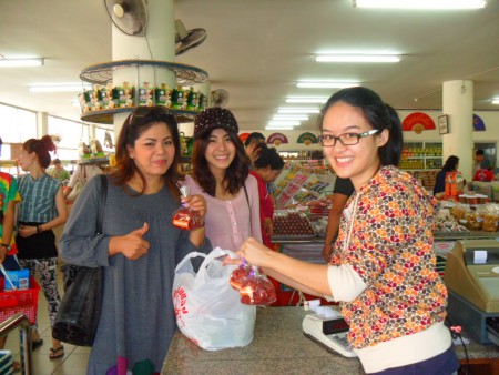 รูปภาพ ขอขอบคุณ คุณหนูนา หนึ่งธิดา และคุณแม่ ที่มาเยี่ยมชมร้านผลไม้แสงทอง และอุดหนุนซื้อของฝากจากร้านเรานะคะ